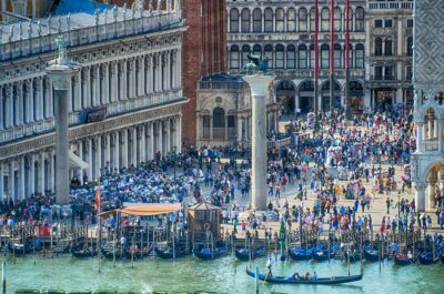 Turismo insostenibile e crisi climatica: quando viaggiare distrugge il pianeta